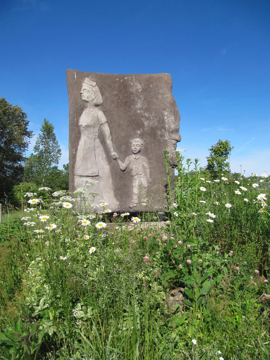 sculpture tribute to Red Cross Nurses